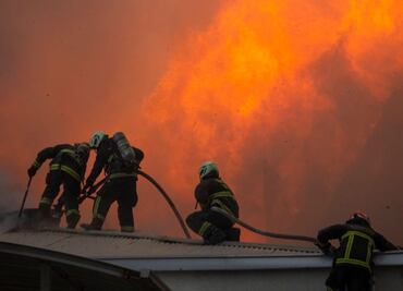 "Estamos descolocados por tanta quema, tanto saqueo", dice jefe de bomberos durante protestas en Chile