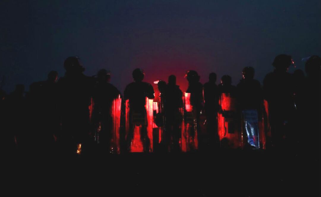Tras un diálogo entre el comisario general Benjamín Grajeda Regalado, de la Policía Federal, y representantes de la caravana migrante se acordó reabrir el paso. FOTO: Valente Rosas | EL UNIVERSAL