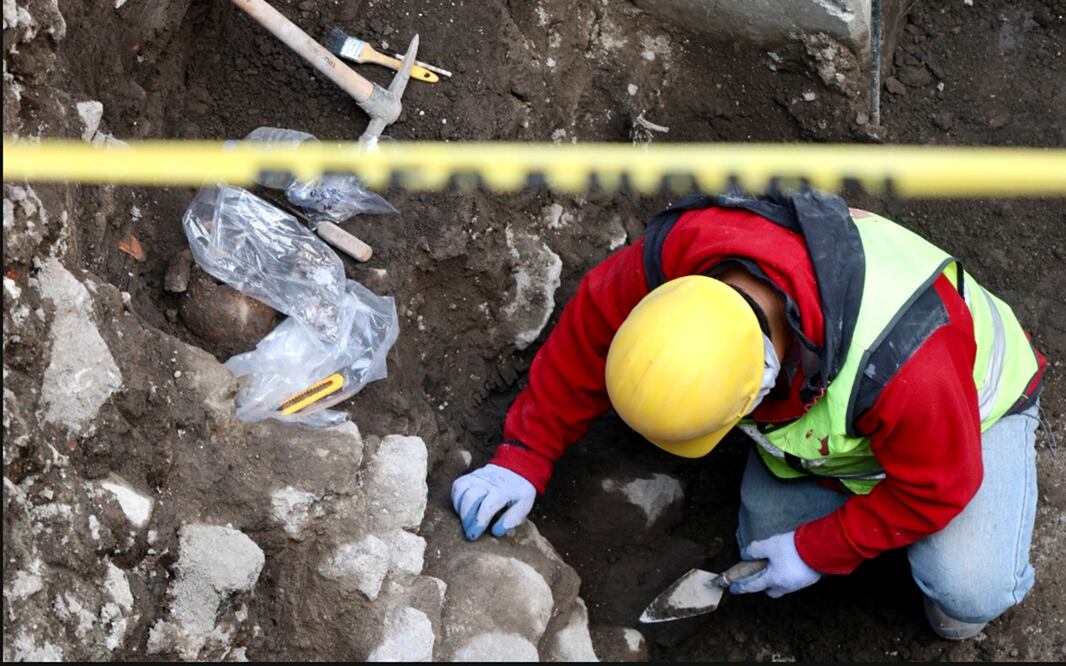 Vestigios arqueológicos fueron encontrados en la obra de la Calzada Flotante, sobre la Calzada San Antonio Abad, frente al extemplo de San Antonio Abad en la colonia Tránsito, Ciudad de México, el martes 11 de noviembre de 2025. Foto: Valente Rosas/EL UNIVERSAL