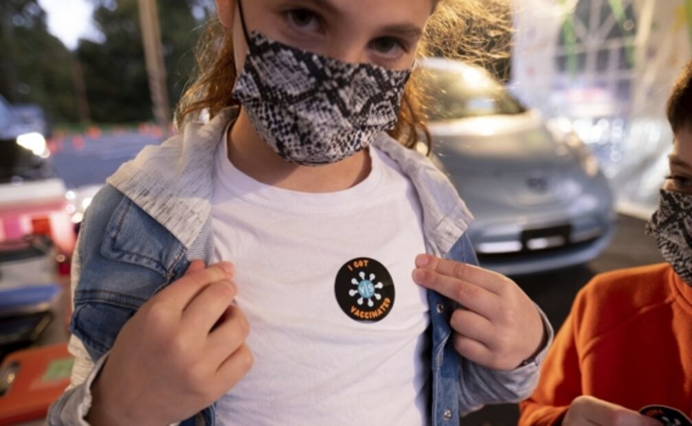 “Estoy feliz, ya podré celebrar mi cumpleaños”: dicen niños tras ser vacunados contra Covid-19 en EU