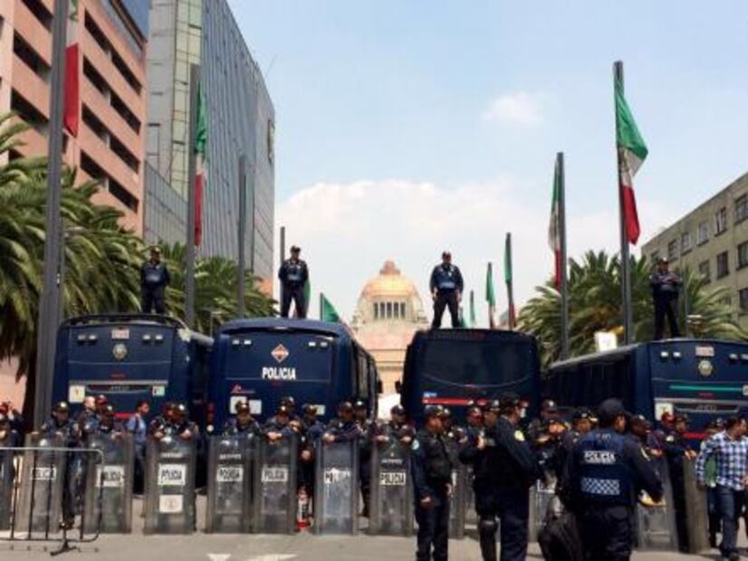Granaderos vigilan accesos al Zócalo y al Monumento a la Revolución