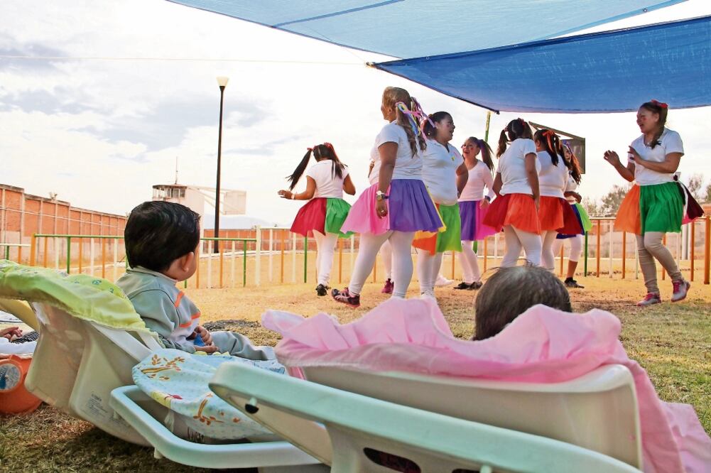 Las mujeres bailaron en el festejo para sus hijos en el Día del Niño en el Cereso Mil Cumbre, en el que 11 niños, de cero a tres años, viven con sus madres. (UBALDO GARIBAY. EL UNIVERSAL)