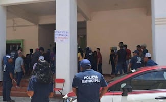 Pobladores toman el palacio municipal de Zacatepec, Oaxaca; exigen cumplir con la construcción de un bachillerato