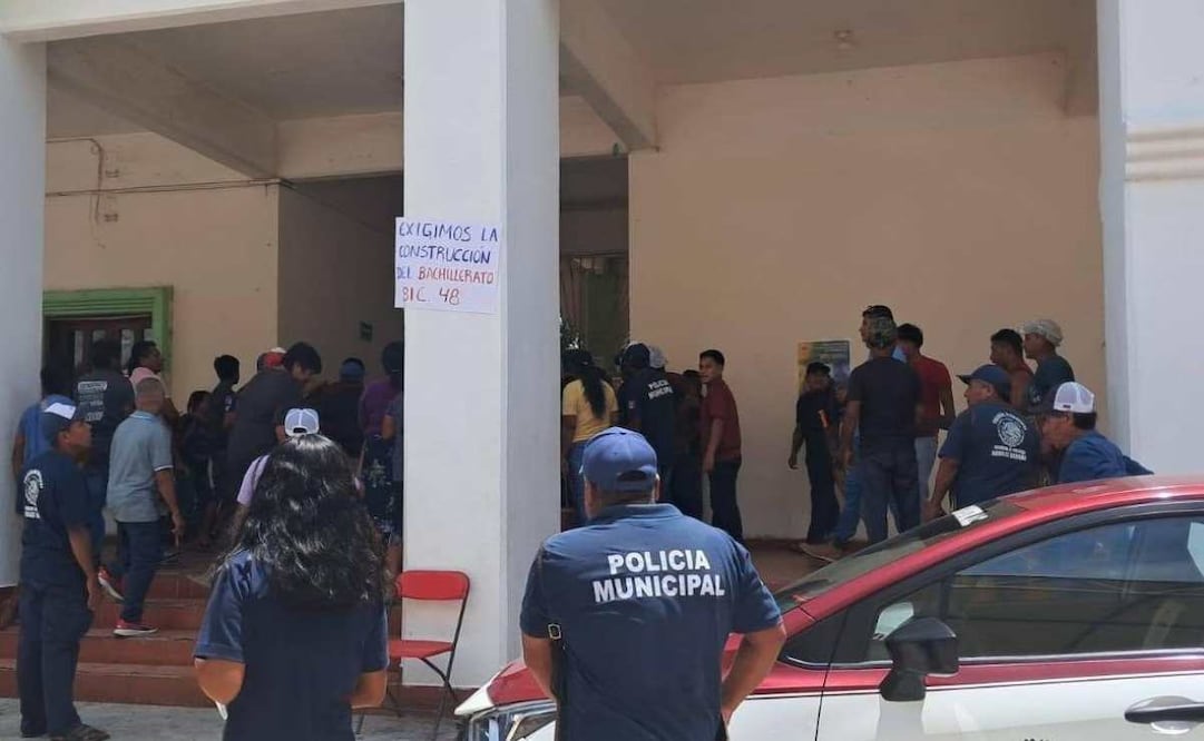 Pobladores toman el palacio municipal de Zacatepec, Oaxaca; exigen cumplir obra educativa.
Foto: Especial.