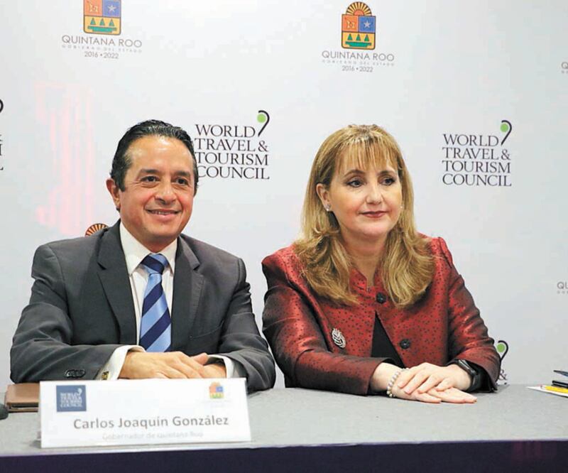 El gobernador de Quintana Roo, Carlos Joaquín González, y la CEO del Consejo Mundial de Viajes, Gloria Guevara, durante la conferencia. 