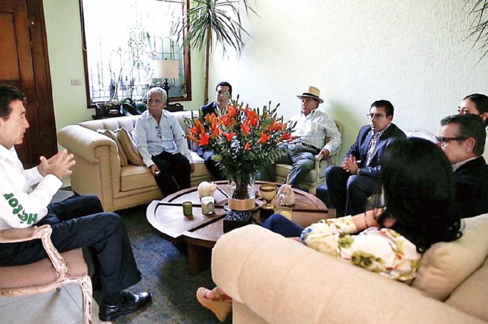 El priísta Héctor Yunes recibió en su hogar a representantes de la IP, quienes coincidieron en que vive de forma digna (ESPECIAL)