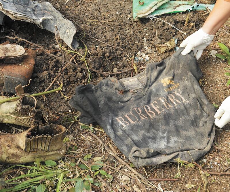 De acuerdo con el testimonio de un “co c i n e ro”, luego de disolver los cadáveres en los “campos de exterminio”, los restos se mezclan con la tierra. Fotos: PATRICIA MORALES