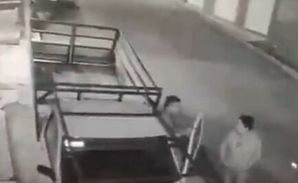 ¡Van por una batería! Captan robo de camioneta en calles de Naucalpan 