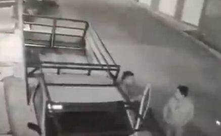 ¡Van por una batería! Captan robo de camioneta en calles de Naucalpan