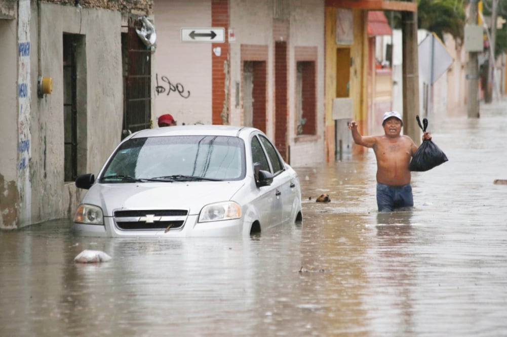La onda tropical número 28 sigue afectando las costas del golfo de México, donde se han registrado inundaciones. Foto: CAURTOSCURO