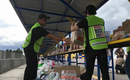 Cambian víveres para damnificados por entradas para el RockFest