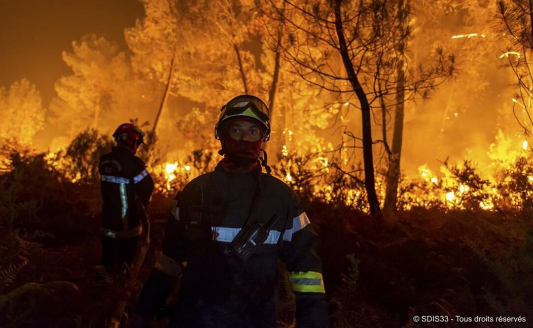 Bomberos combatieron un incendio, al sur de Burdeos, en el suroeste de Francia. Foto: AP