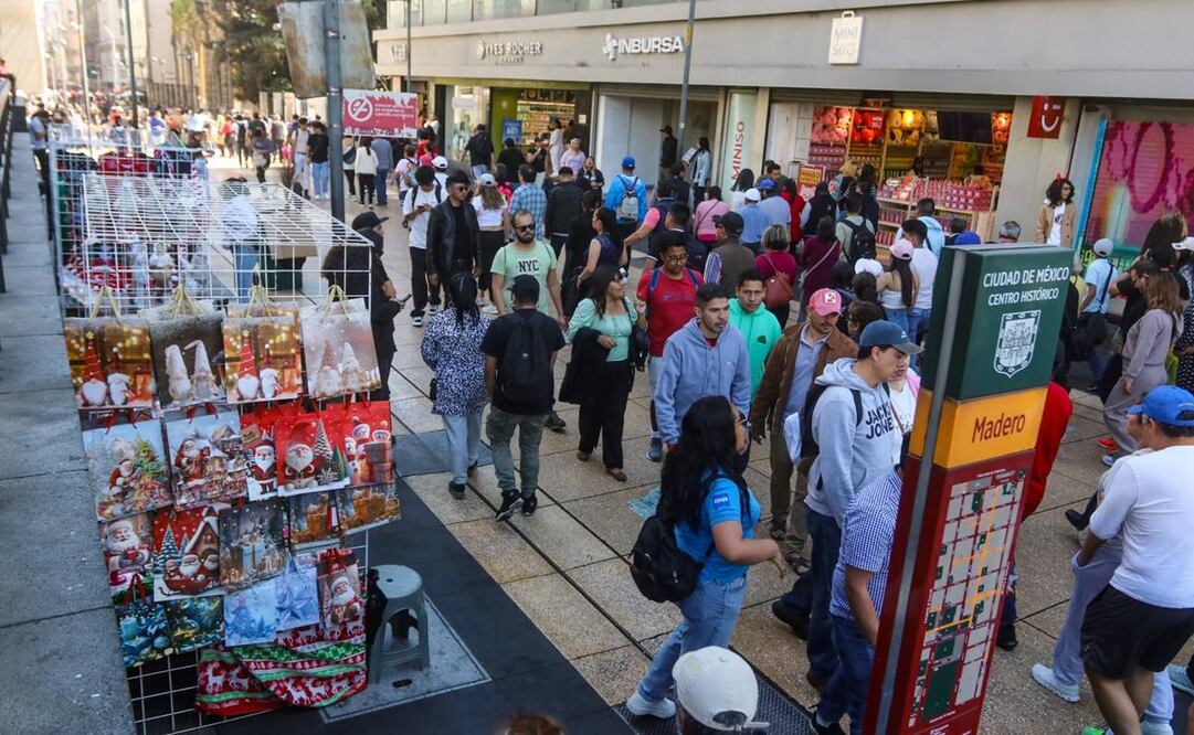 Ambulantaje en calles de la CDMX por fiestas decembrinas / Foto: Axel Sánchez. EL UNIVERSAL