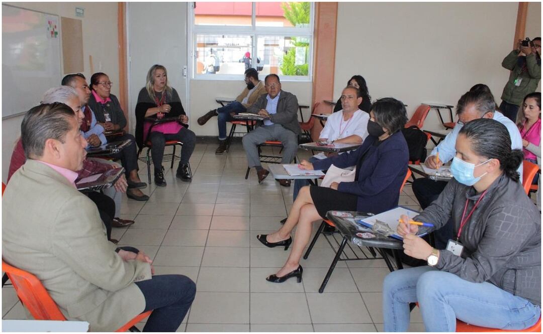 Personal del Cecyteh en Hidalgo y la Secretaría de Salud acudieron al plantel donde mantuvieron reuniones con docentes, administrativos, padres de familia y alumnos para atender el incidente sobre la intoxicación. Foto: Especial