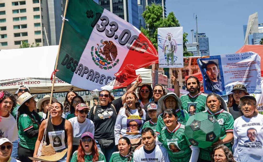 Colectivos de familiares de personas desaparecidas hicieron una reta de futbol en Paseo de la Reforma. Foto: KARLA GUERRERO. EL UNIVERSAL