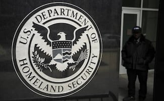 Demócratas lanzan contraoferta para reabrir el Departamento de Seguridad; piden que agentes migratorios no entren a espacios sensibles