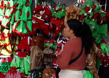 Capitalinos hacen últimas compras navideñas en mercados y tianguis; tecnología reemplaza los clásicos juguetes como regalos