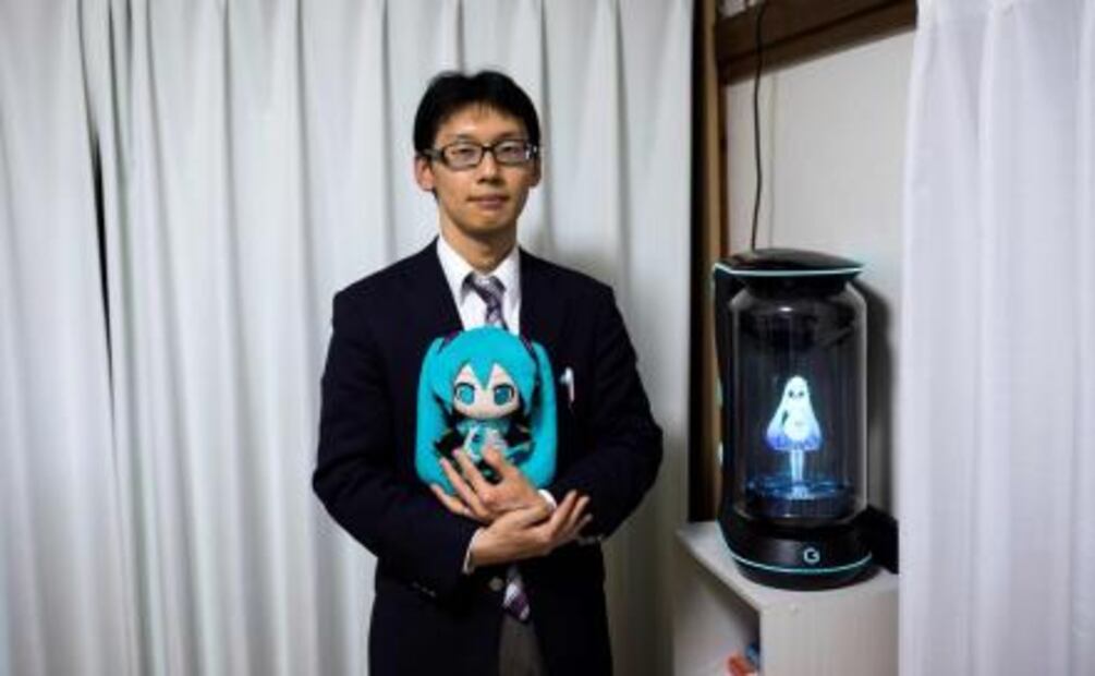 Hombre en Japón se casa con famoso holograma de Hatsune Miku