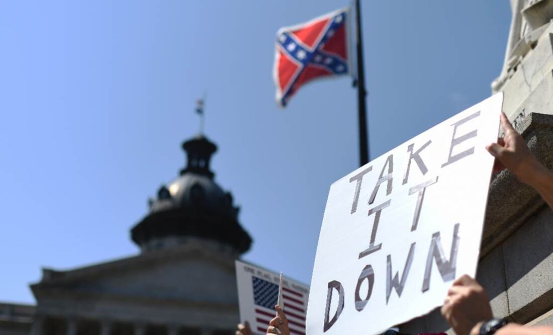 Días atrás, el presunto autor de la masacre, Dylann Storm Roof, fue acusado de asesinato. El hombre blanco de 21 años apareció en fotos alzando la bandera de la Confederación y quemando una bandera de Estados Unidos Foto: AP