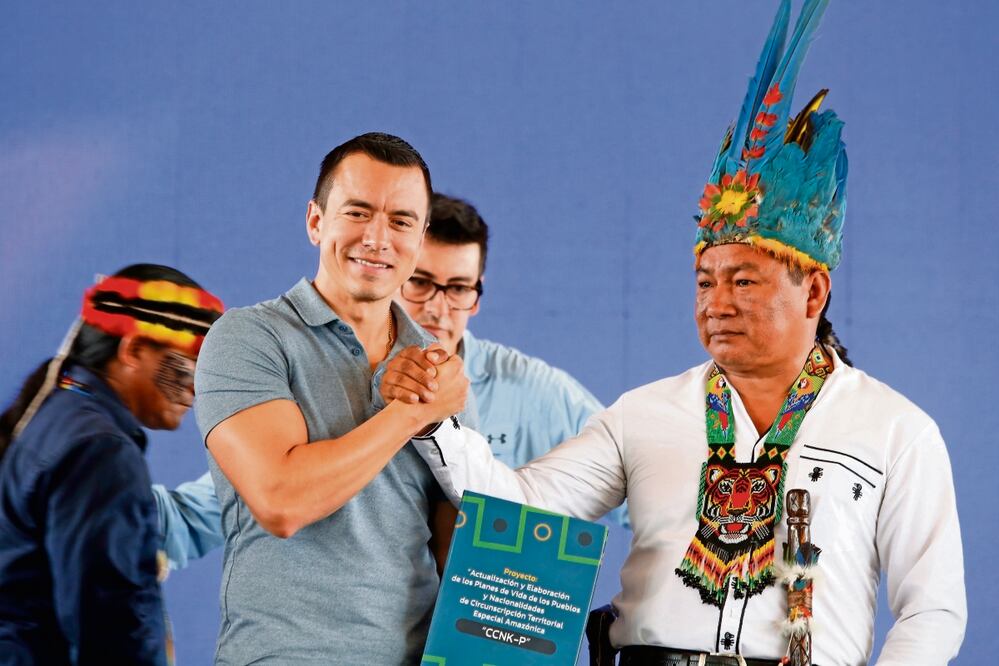 El mandatario ecuatoriano, Daniel Noboa (izquierda), en Puyo. Foto: de EFE