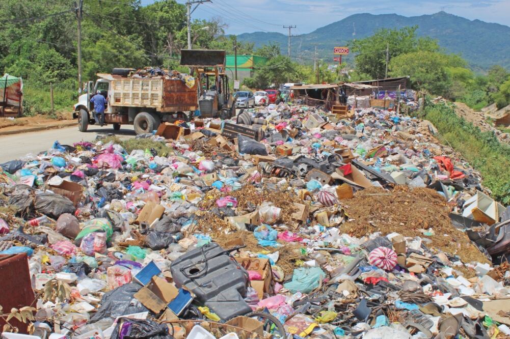 Ante el problema que representan los desechos, el jueves pasado la Secretaría de Salud declaró emergencia sanitaria en la entidad. La recolección de basura la hacen cuatro empresas privadas que contrató el ayuntamiento. Fotos: SALVADOR CISNEROS.