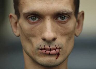 Artista prende fuego a Servicio de Seguridad ruso