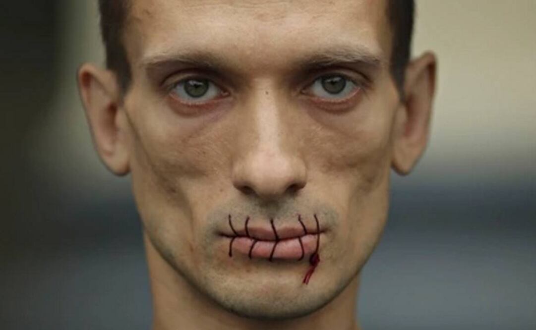 Pavlensky se ha clavado el escroto en el suelo de la Plaza Roja y se ha envuelto en alambre de púas. (FOTO: Reuters)