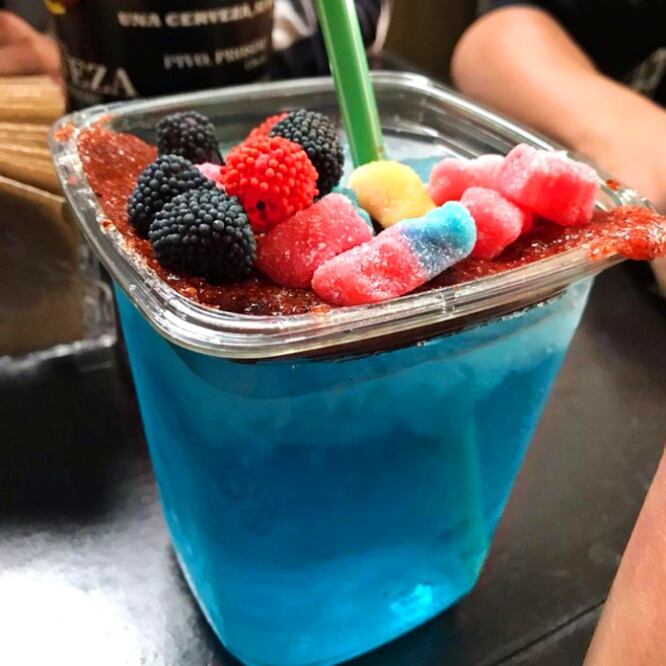 Disfruta todo tipo de micheladas, buen ambiente y música en vivo en Los tanques de Portales. Foto: Instagram @lostanquesdeportales