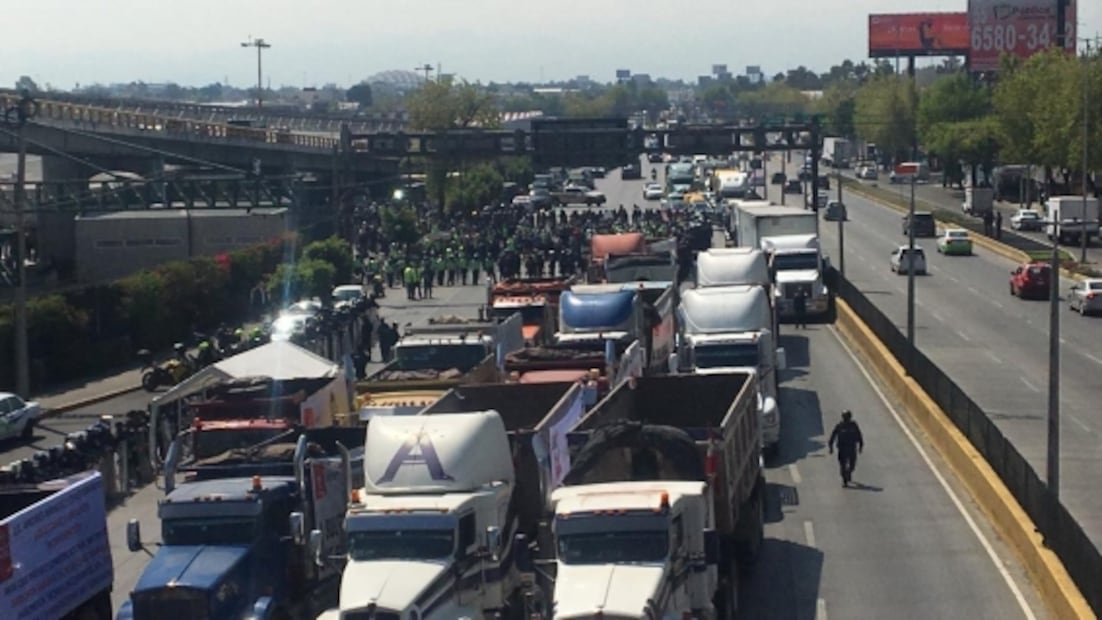 Autoridades de CDMX y empleados de aerolínea acuerdan diálogo; abren un carril de Circuito