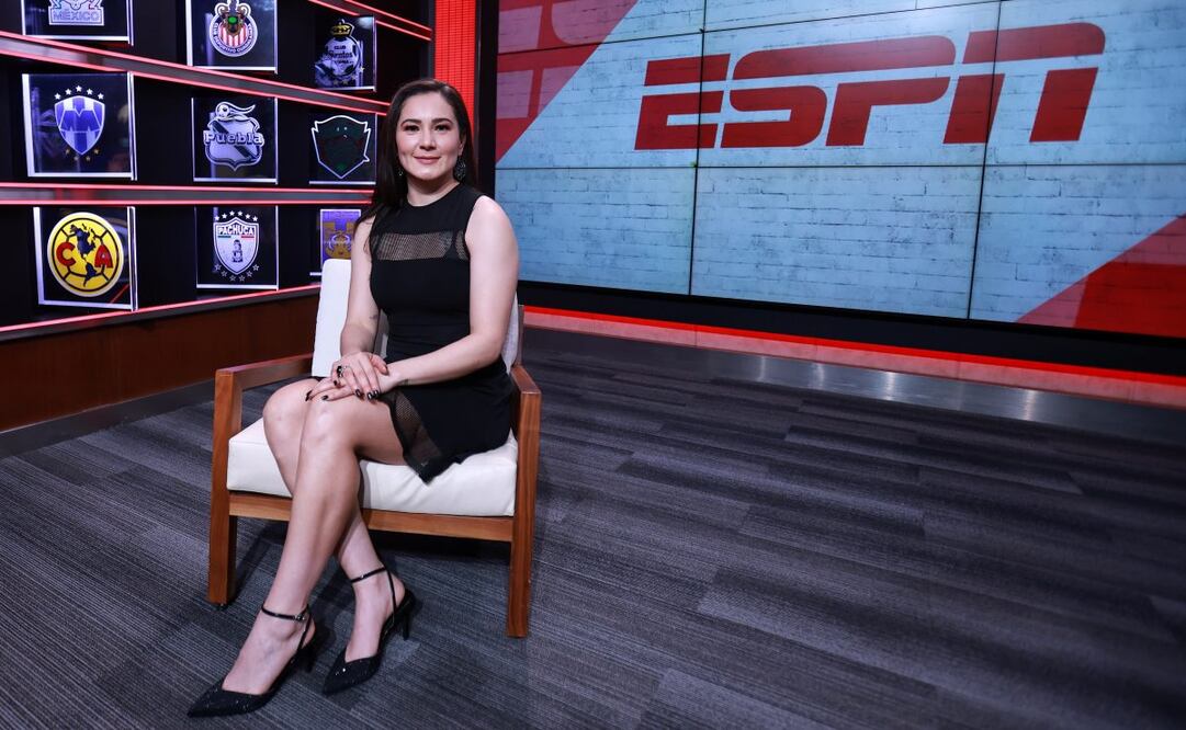 La exgoleadora Desirée Monsiváis ahora es analista de futbol en televisión, un ámbito que suele ser dominado por hombres. (18/02/2025) Foto: Fernanda Rojas | El Universal