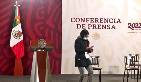 Tras dar positivo AMLO a Covid-19, Ayudantía se pone cubrebocas en la mañanera