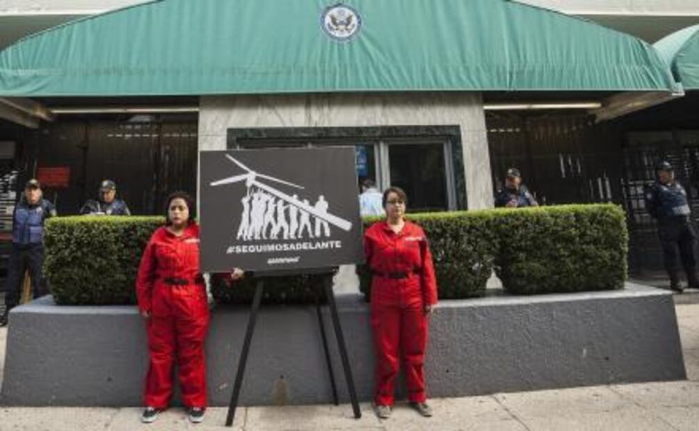 Protestan activistas de Greenpeace por salida de EU del Acuerdo de París