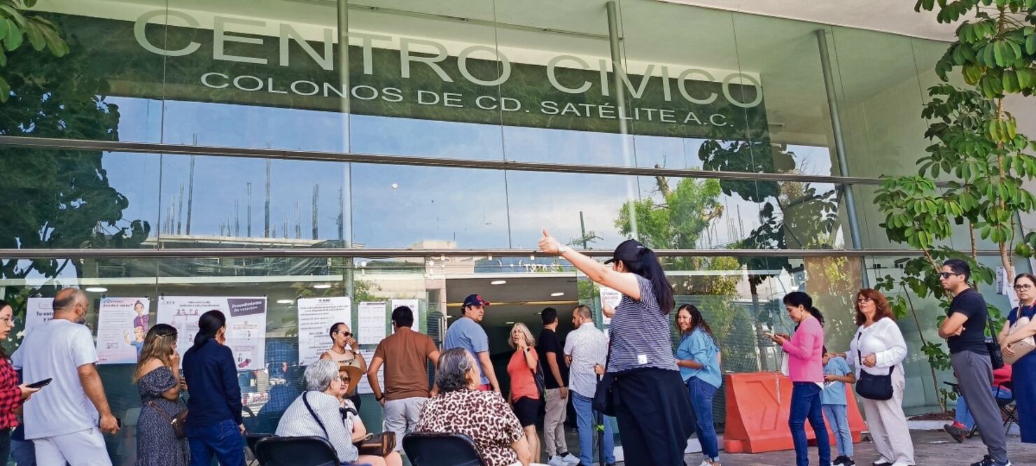 El Centro Cívico de Colonos de Ciudad Satélite registró muy buena afluencia de ciudadanos; destacaron los pertenecientes al movimiento “Votar es de chingones”, quienes con anterioridad promovieron el sufragio. Foto: Rebeca Jiménez | El Universal