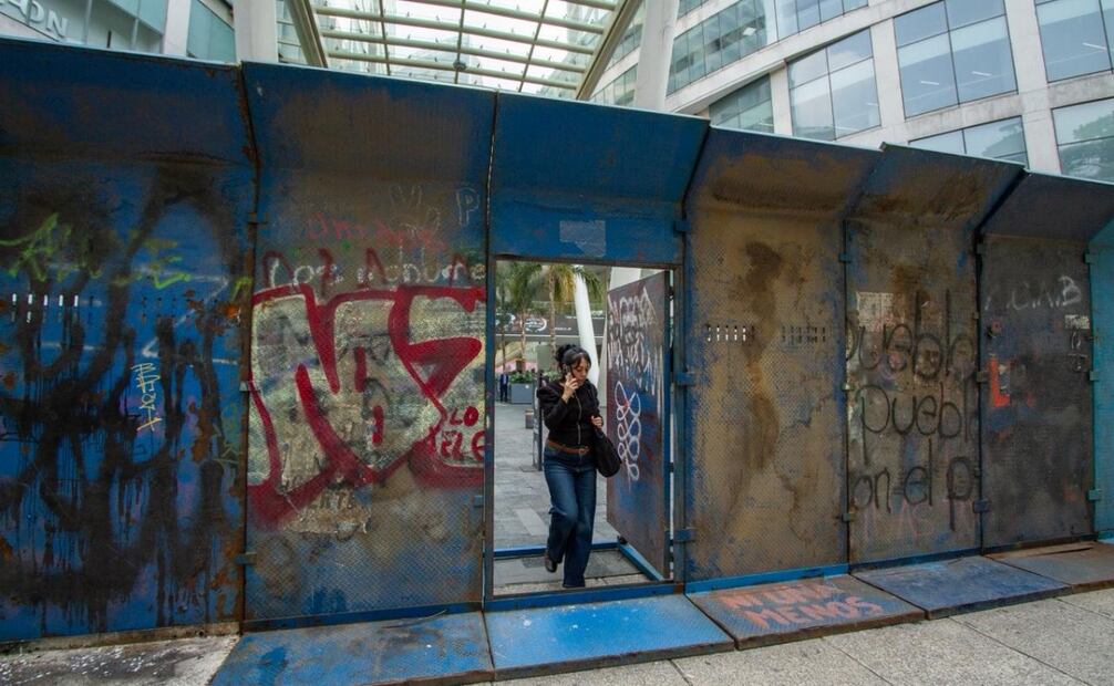 Con vallas, refuerzan protección del Centro Histórico de la CDMX previo a marcha del 8M. Foto: SANTIAGO REYES /EL UNIVERSAL