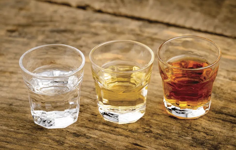 Elegir entre un tequila blanco, reposado o añejo depende de la estructura de la proteína que vas a cocinar. Foto: Larousse Cocina.
