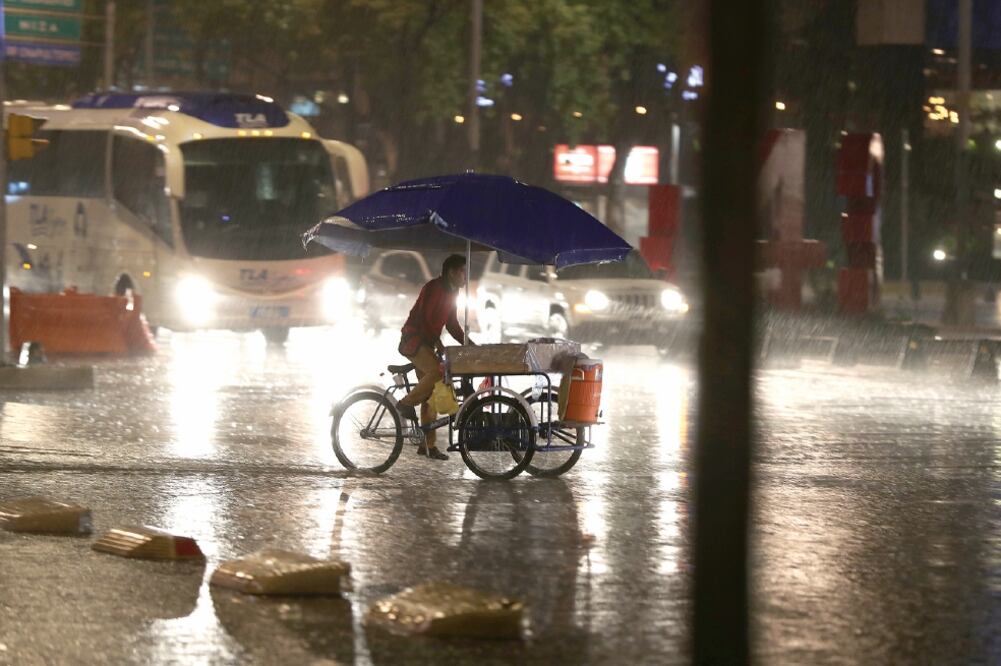 Una fuerte precipitación también se registró en la delegación Cuauhtémoc la tarde-noche de ayer (VALENTE ROSAS. EL UNIVERSAL)