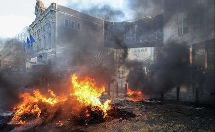 Siguen protestas de agricultores en Europa; derriban una estatua y prenden fuego frente a Eurocámara