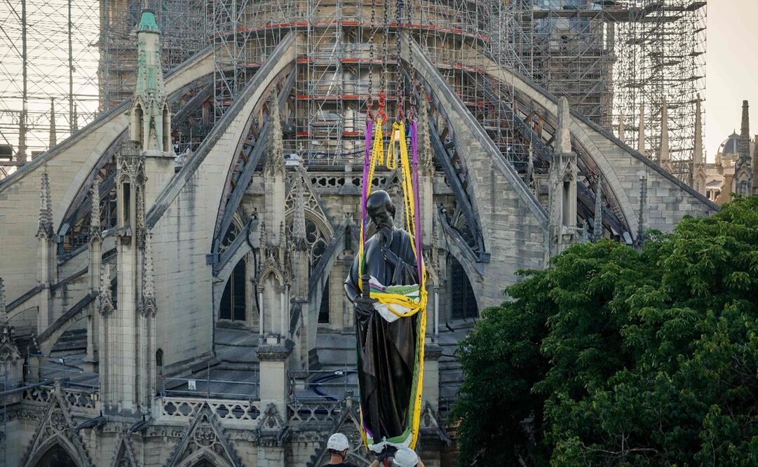 Una de las estatuas gigantes de apóstoles, que se colocó en la cima de la aguja de la Catedral de Notre-Dame. Foto: AFP.