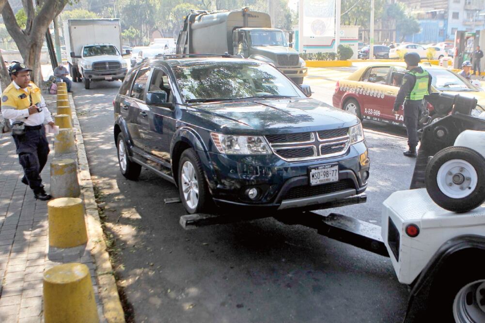 La Secretaría de Seguridad Pública informó que más de 300 vehículos fueron arrastrados al corralón por violar las disposiciones ambientales (FERNANDO RAMIREZ. EL UNIVERSAL)