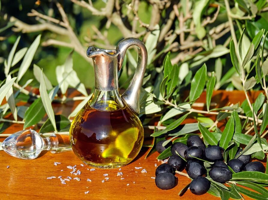 Jarra de aceite de olivo y aceitunas negras Foto: Pixabay