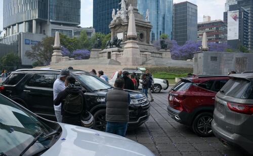 Conductores de la plataforma Uber se concentran en el Ángel de la Independencia para realizar una manifestación. Foto: Santiago Cadena / EL UNIVERSAL
