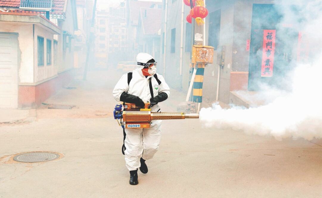 A worker in protective suit disinfects the Dongxinzhuang village – Photo: File photo/REUTERS