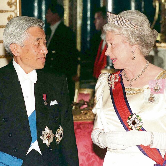 El emperador Akihito con la reina Isabel, en el Palacio de Buckingham, el 26 de mayo de 1998. En ese año, Akihito recibió la medalla del rey Carlos II, por parte de la Royal Society. REUTERS