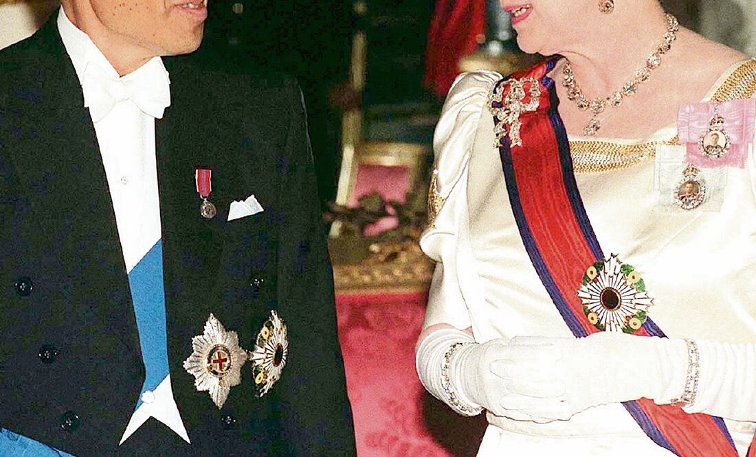 El emperador Akihito con la reina Isabel, en el Palacio de Buckingham, el 26 de mayo de 1998. En ese año, Akihito recibió la medalla del rey Carlos II, por parte de la Royal Society. REUTERS