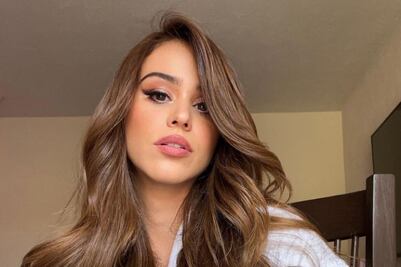 Yanet García luce salida de baño de 2 piezas ideal para el otoño