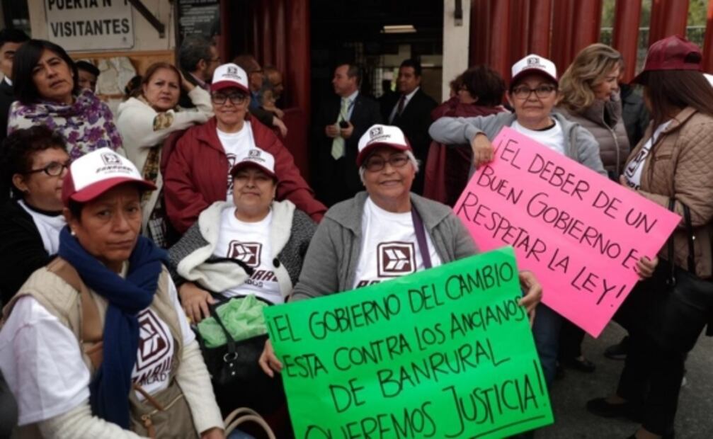 Jubilados de Banrural bloquean San Lázaro; acusan desaparición de pensiones