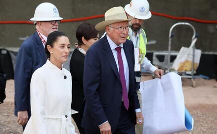 Ken Salazar llama "presidenta" a Sheinbaum y luego corrige: "en política de México no me meto"