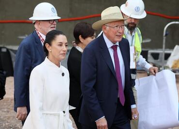 Ken Salazar llama "presidenta" a Sheinbaum y luego corrige: "en política de México no me meto"