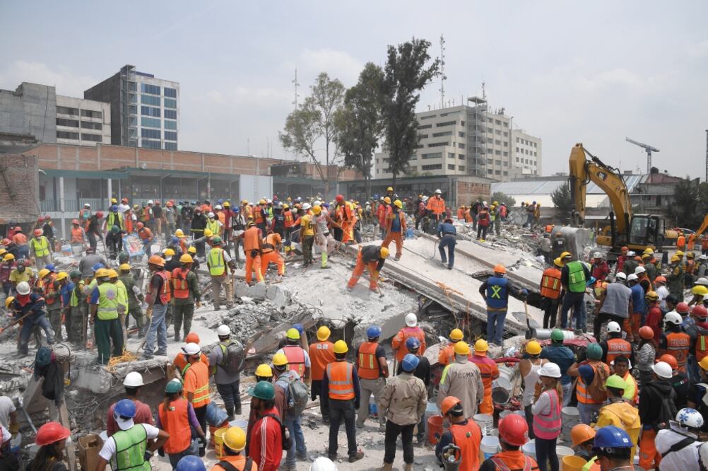 Rescatistas buscan a sobrevivientes en lo que era un edificio en las calles Chimalpopoca y Bolívar, en la colonia Obrera. Analistas proyectan que al final del cuarto trimestre se inicie la reconstrucción. (ARMANDO MARTÍNEZ. EL UNIVERSAL)