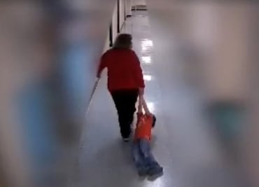 Captan en video a maestra de primaria arrastrando a niño en EU